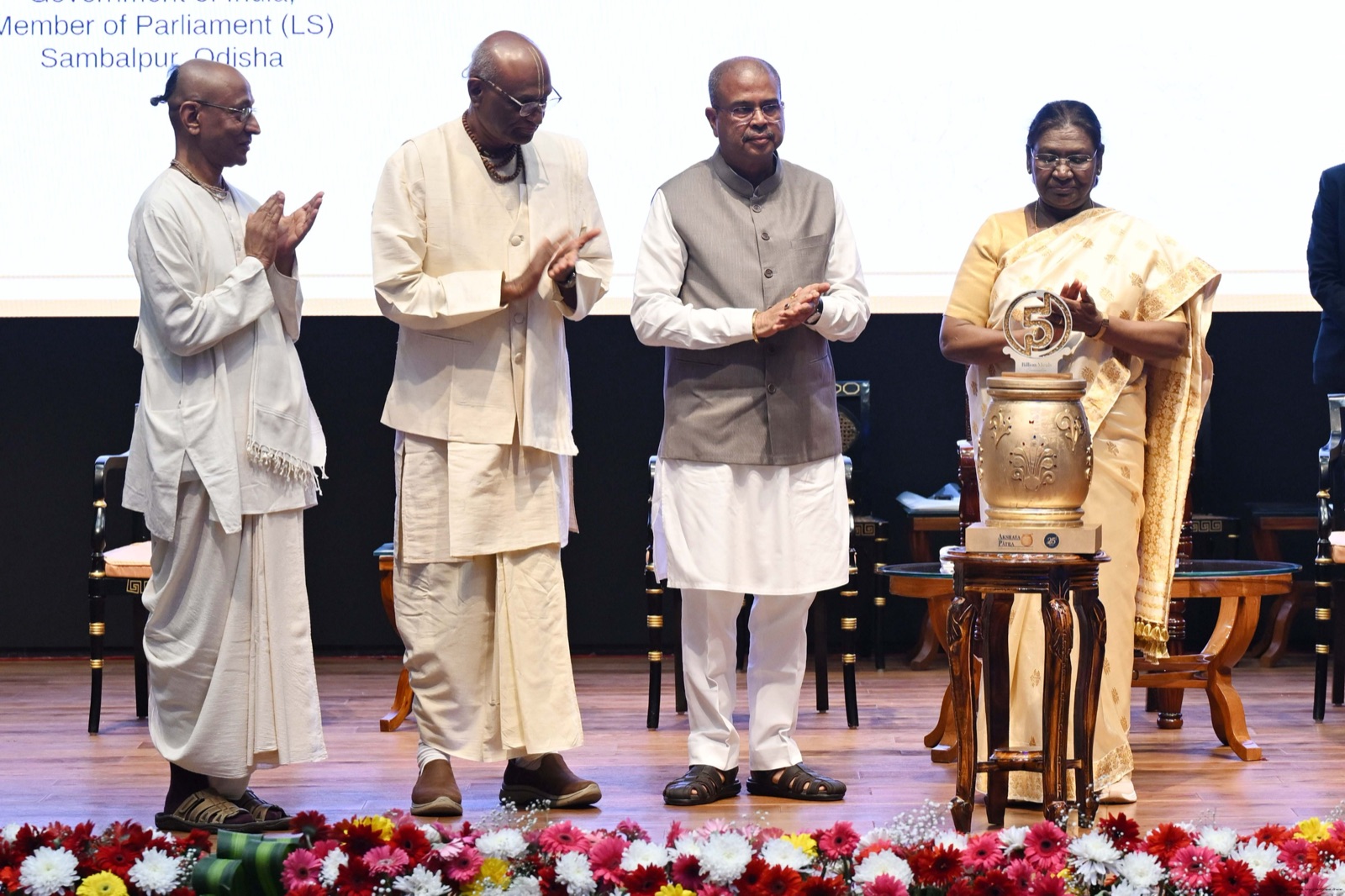The President of India unveiling the Akshaya Patra five billion meals milestone on stage