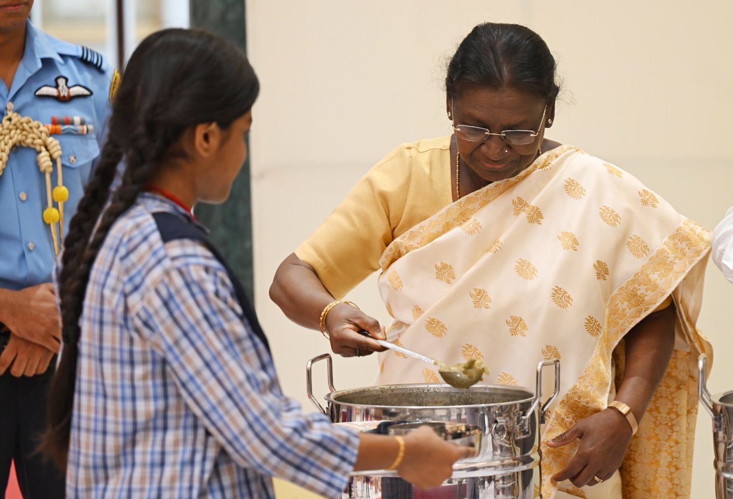 The President of India serving an Akshaya Patra meal to a schoolchild